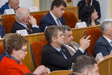 Евгений Солнцев впервые отчитался перед депутатами Заксобрания